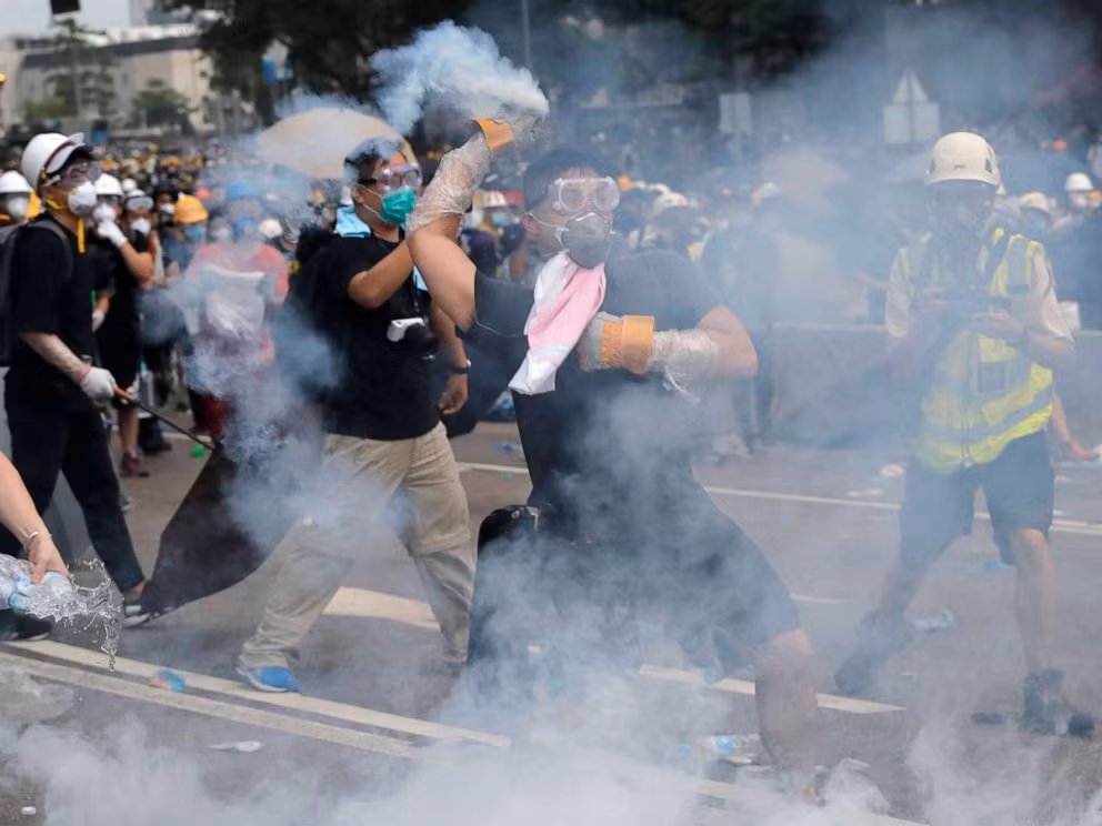 Sự việc bị người biểu tình Hong Kong phát hiện sau khi một vài người trong số họ mang theo máy cảnh báo nguy hiểm rò rỉ khí gas để kiểm tra nồng độ của đạn hơi cay. Nguồn ảnh: AP.