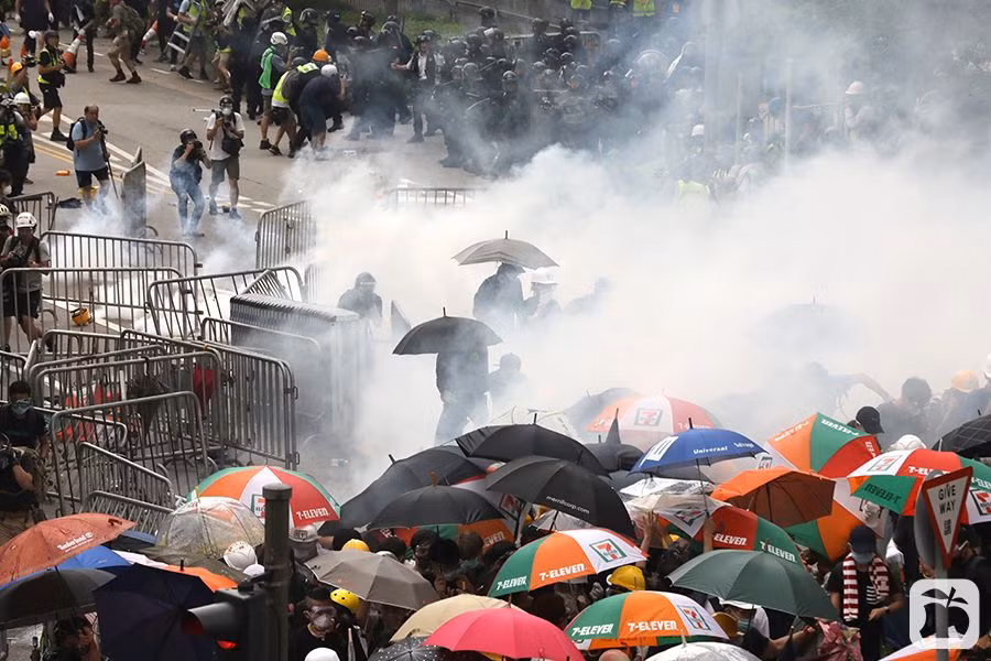 Trước đó trong cuộc đụng độ giữa người biểu tình và cảnh sát Hong Kong hôm thứ sáu vừa rồi, người biểu tình Hong Kong thậm chí đã sử dụng bom xăng để tấn công cảnh sát - đây là một hình thức phản kháng cực kỳ nguy hiểm chưa từng có trong quá khứ ở Hong Kong. Nguồn ảnh: AP.