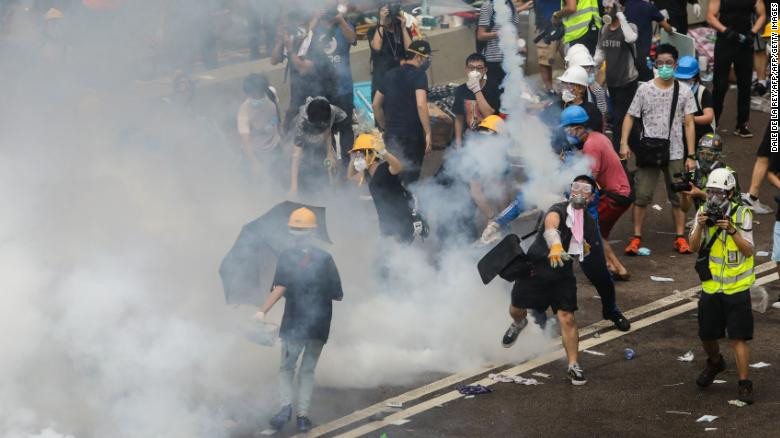 Cụ thể, lượng khí Hydro Xyanua sản sinh ra từ đạn hơi cay của cảnh sát Hong Kong vào khoảng 86 phần triệu - tiệm cận với mức nguy hiểm 100 phần triệu có thể gây tử vong cho nạn nhân sau 30 phút hít phải. Nguồn ảnh: AP.