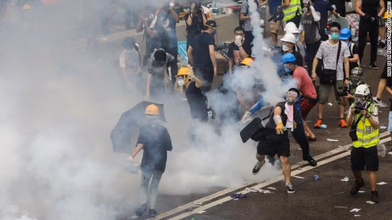 Cụ thể, lượng khí Hydro Xyanua sản sinh ra từ đạn hơi cay của cảnh sát Hong Kong vào khoảng 86 phần triệu - tiệm cận với mức nguy hiểm 100 phần triệu có thể gây tử vong cho nạn nhân sau 30 phút hít phải. Nguồn ảnh: AP.