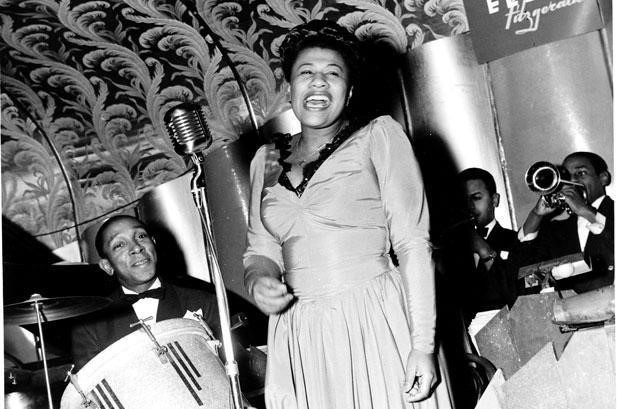 Trước khi trở thành nữ ca sĩ nhạc jazz hay nhất mọi thời đại, Ella Fitzgerald từng bỏ nhà đi bụi và trở thành người vô gia cư. Cuộc đời bà thay đổi vào năm 1934, khi biểu diễn tại Nhà hát Apollo ở New York. Ảnh: WRTI.