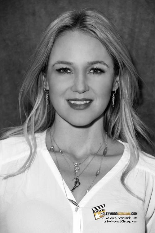 Ca sĩ Jewel từng phải sống ngoài đường phố sau khi bị sa thải vì không chịu ngủ với giám đốc. Trong một năm khó khăn, cô viết ca khúc và đi hát trong một quán cà phê ở địa phương. Ảnh: Getty.