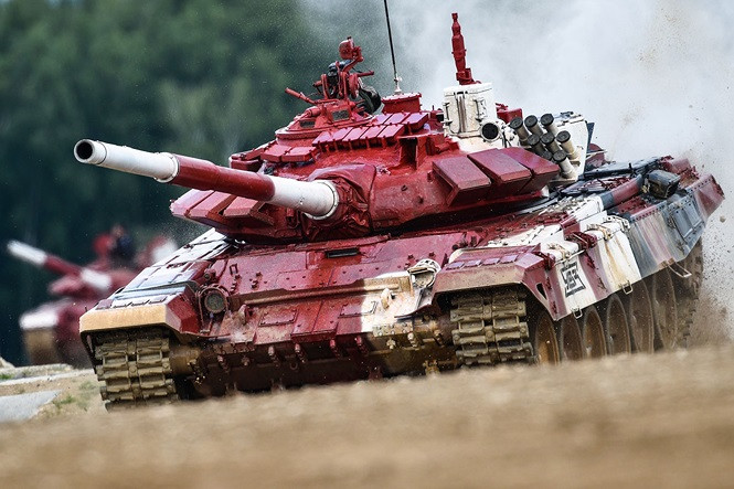 Đặc biệt, T-72B3 cũng là mẫu xe tăng đầu tiên được Nga sản xuất hàng loạt với... hộp số tự động. Hộp số tự động cho phép lái xe dễ dàng thao tác hơn khi không cần dùng tới ly hợp để vào số và nói một cách đơn giản, lái xe của T-72B3 chỉ cần... nhấn ga hết cỡ để xe tăng tốc. Nguồn ảnh: Armygames2019.