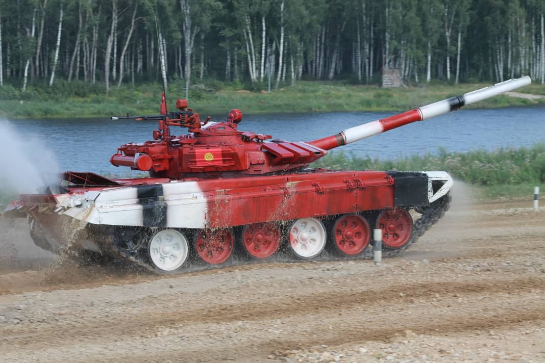 Tất cả những ưu điểm trên đã giúp cho kíp lái của đội Nga trong giải Tank Biathlon 2019 đạt tốc độ kỷ lục lên tới 83 km/h và cũng cần nhấn mạnh thêm, tốc độ này được đo bởi hệ thống GPS gắn trên xe tăng và sẽ có sai lệch khoảng 5 km/h so với thực tế - nghĩa là chiếc T-72B3 của đội Nga có thể đã đạt tốc độ nhanh hơn nữa. Nguồn ảnh: Armygames2019.