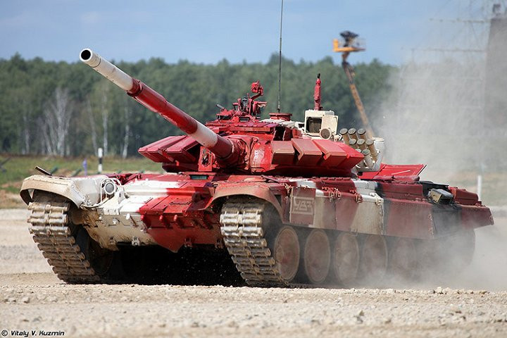 Theo như lý thuyết, tốc độ tối đa mà xe tăng T-72B3 có thể đạt được vào khoảng 70 km/h khi di chuyển trên địa hình bằng phẳng. Động cơ của loại xe tăng này có công suất 1130 mã lực và tỷ số sức kéo cho mỗi tấn trọng lượng vào khoảng 25 mã lực. Nguồn ảnh: Armygames2019.