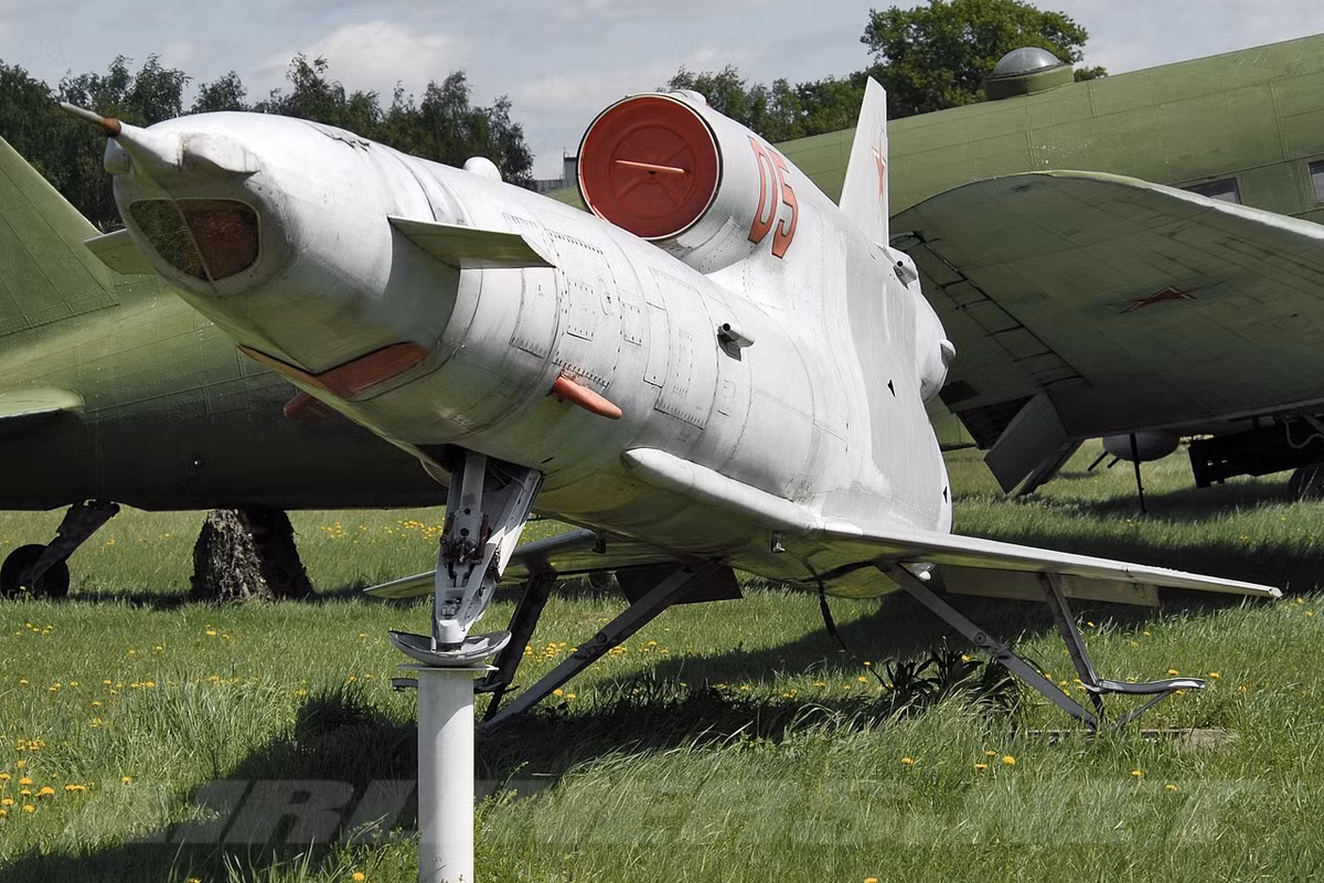 Loại máy bay do thám này có chiều dài 14,33 mét, sải cánh rộng chỉ 3,88 mét với kiểu thiết kế cánh tam giác kèm theo đó là diện tích mặt cánh vỏn vẹn chỉ 10 mét vuông.