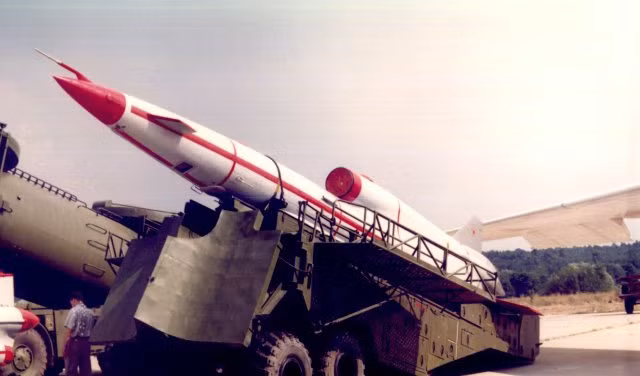 Khi hạ cánh, chiếc máy bay do thám phản lực không người lái này cũng không cần tới đường băng tiêu chuẩn mà có thể hạ cánh ở bất cứ bề mặt "tương đối phẳng" nào như bãi đất hoặc bãi cỏ.