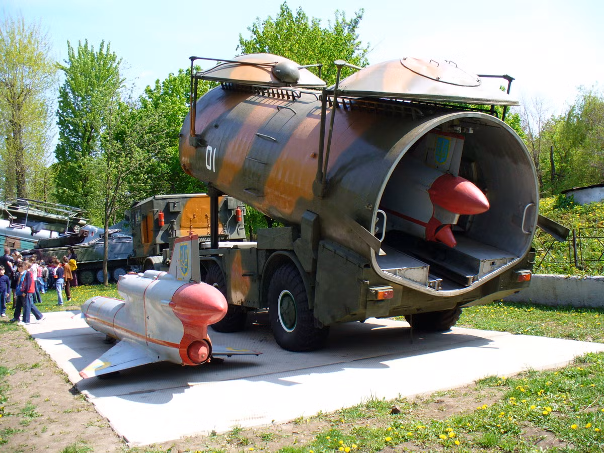 Do thời điểm này, công nghệ truyền hình ảnh trực tiếp vẫn là thứ cực kỳ xa xỉ, máy bay không người lái Tu-141 là loại máy bay "không điều khiển" đúng nghĩa, nó sẽ bay theo toạ độ được lập trình sẵn và tự quay về điểm hạ cánh.