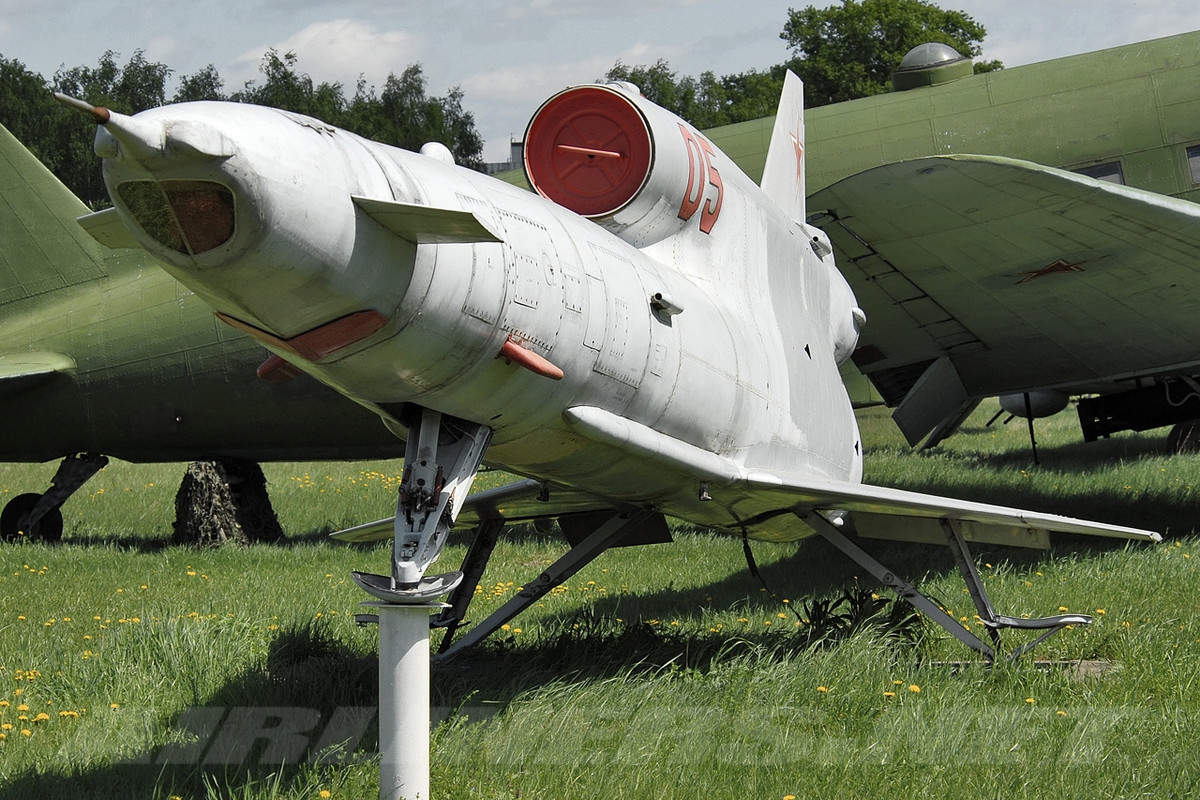 Loại máy bay do thám này có chiều dài 14,33 mét, sải cánh rộng chỉ 3,88 mét với kiểu thiết kế cánh tam giác kèm theo đó là diện tích mặt cánh vỏn vẹn chỉ 10 mét vuông.