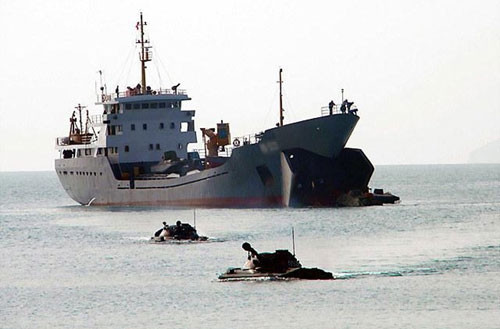 Lớp tàu vận tải đổ bộ này của Việt Nam có trọng tải 600 tấn, thông số thiết kế của tàu cho phép nó chở theo được 2 xe tăng lội nước hạng nhẹ cùng với 36 lính Hải quân Đánh bộ. Nguồn ảnh: QPVN.