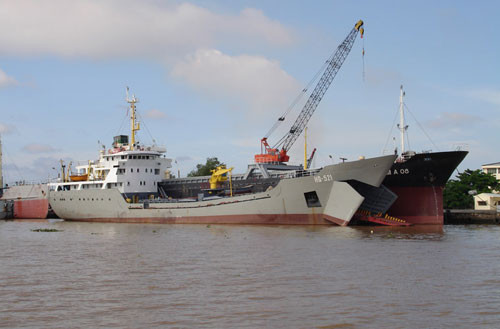 Ít nhất trong lực lượng Hải quân Việt Nam đang có hai tàu đổ bộ loại này phục vụ và các tàu này lần lượt được mang số hiệu 521 và 522. Nguồn ảnh: QDND.