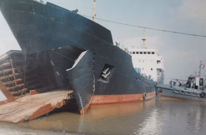 Ngoài ra, không thể không nhắc tới kỳ tích của lực lượng Hải quân Việt Nam đó là tự đóng được tàu há mồm. Nhiều tài liệu cho biết, lớp tàu đổ bộ há mồm do Hải quân Việt Nam tự sản xuất có tên gọi là Hùng Vương. Nguồn ảnh: TL.