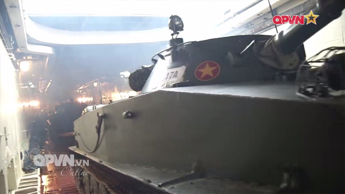 Cận cảnh xe tăng lội nước hạng nhẹ PT-76 bên trong khoang chứa xe tăng đổ bộ của tàu đổ bộ 501 trong biên chế của Hải quân Nhân dân Việt Nam. Nguồn ảnh: QPVN.