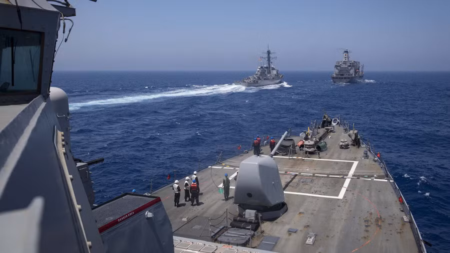 Trước đó dưới thời Tổng thống Barack Obama, Hạm đội 2 Hải quân Mỹ đã bị giải thể và thay vào đó là học thuyết phòng thủ từ xa - nghĩa là thay vì sử dụng hạm đội 2 để bảo vệ nước Mỹ ở bờ Đông, Mỹ chỉ cần sử dụng hạm đội 6 để bao trọn toàn bộ châu Phi, châu Âu, cách ly khu vực biển Đại Tây Dương khi cần mà không cần trực tiếp bảo vệ bờ Đông nước Mỹ. Nguồn ảnh: BI.