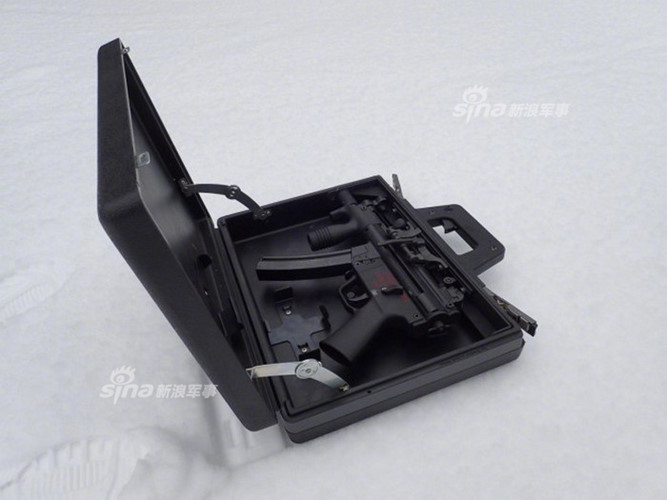 Trong chiến tranh lạnh, việc một nhà ngoại giao hoạt động ở bên trong một quốc gia thù địch là điều cực kỳ nguy hiểm và bản thân chính nhà ngoại giao đó cũng đòi hỏi một thứ gì đó để phòng thân, tuy nhiên đã là một nhà ngoại giao mà lại cầm theo súng thì rõ ràng là điều khó xảy ra. Nguồn ảnh: Sina.