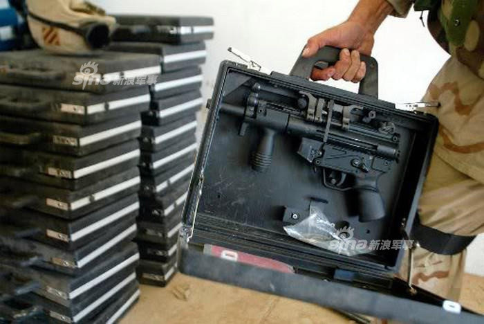 Để khắc phục vấn đề đó, người Đức đã nhét khẩu tiểu liên MP-5 vào bên trong một chiếc cặp và thiết kế hệ thống cò súng trên tay cầm của chiếc cặp giúp người sử dụng có thể khai hỏa một cách dễ dàng. Nguồn ảnh: Sina.