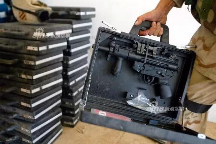 Để khắc phục vấn đề đó, người Đức đã nhét khẩu tiểu liên MP-5 vào bên trong một chiếc cặp và thiết kế hệ thống cò súng trên tay cầm của chiếc cặp giúp người sử dụng có thể khai hỏa một cách dễ dàng. Nguồn ảnh: Sina.