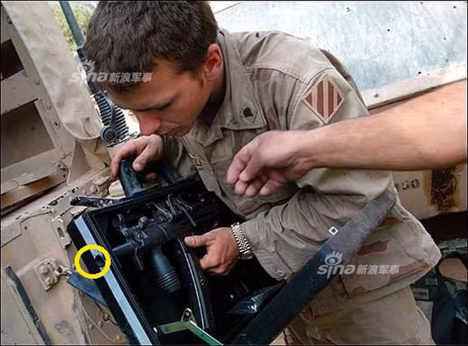 Phần nòng súng thò ra ngoài, có thể lấy băng dính dán đè lên để che đi bộ phận này. Nguồn ảnh: Sina.