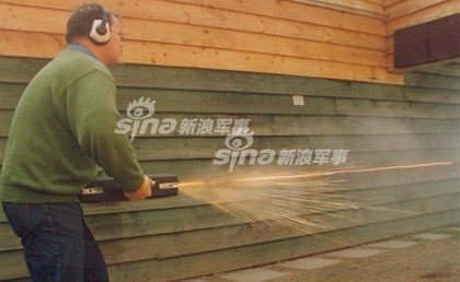 Về cơ bản, mục đích sử dụng của loại vũ khí này đó là giúp người sử dụng có thể ngụy trang và mang theo bên mình được vũ khí mà những người xung quanh không hề hay biết. Nguồn ảnh: Sina.