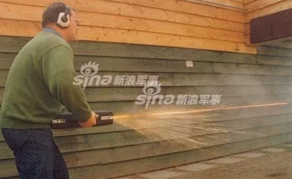 Về cơ bản, mục đích sử dụng của loại vũ khí này đó là giúp người sử dụng có thể ngụy trang và mang theo bên mình được vũ khí mà những người xung quanh không hề hay biết. Nguồn ảnh: Sina.