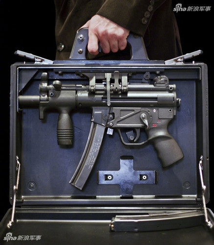  Súng tiểu liên nguỵ trang trong cặp tài liệu được thiết kế vô cùng lịch sự với một khẩu MP-5 ở bên trong. Đây là "tác phẩm" hoàn hảo của những nhà thiết kế Đức dành cho các hoạt động đòi hỏi sự kín đáo, bí mật và bất ngờ. Nguồn ảnh: Sina.