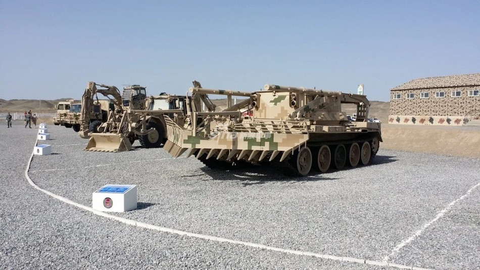 Phương tiện rà phá bom mìn và làm đường GSL130. Đây là một trong những loại xe công binh của Trung Quốc được biết tới nhiều nhất và được quân đội nước này sử dụng rất nhiều. Nguồn ảnh: Sina.