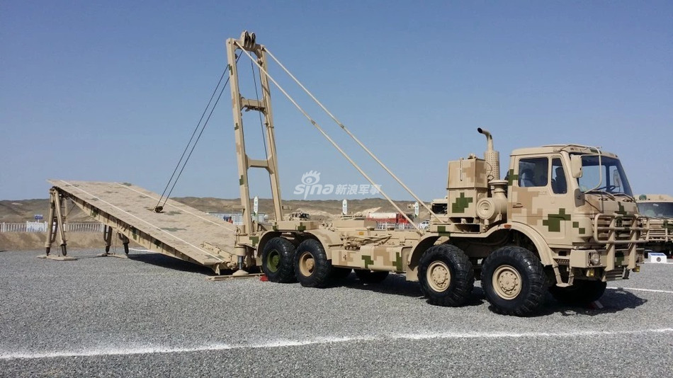 Xe công binh làm cầu đường loại GQL-111 với khả năng dựng cầu vượt vật cảnh nhanh chóng, phục vụ mở đường di chuyển cho các loại phương tiện thiết giáp kể cả các phương tiện hạng nặng như xe tăng. Nguồn ảnh: Sina.