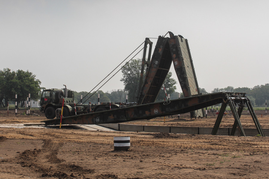 Kết hợp nhiều phương tiện công binh GQL-111 lại với nhau, lực lượng công binh thậm chí có thể dựng được cầu dã chiến một cách nhanh chóng, thay thế cho các đoạn cầu bị đánh sập trước đó. Nguồn ảnh: Sina.