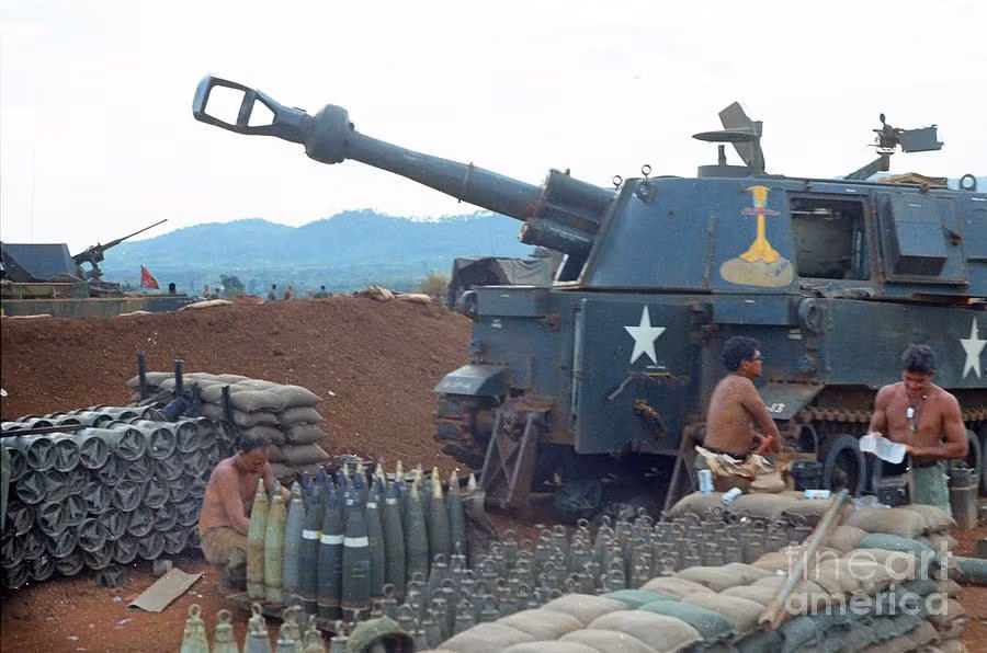 Quân đội Mỹ bắt đầu sử dụng khẩu pháo tự hành này ở Việt Nam từ khoảng năm 1964, 1965. Phiên bản được Mỹ sử dụng ở Việt Nam là bản đầu tiên được ra đời từ năm 1963. Nguồn ảnh: Fineart.