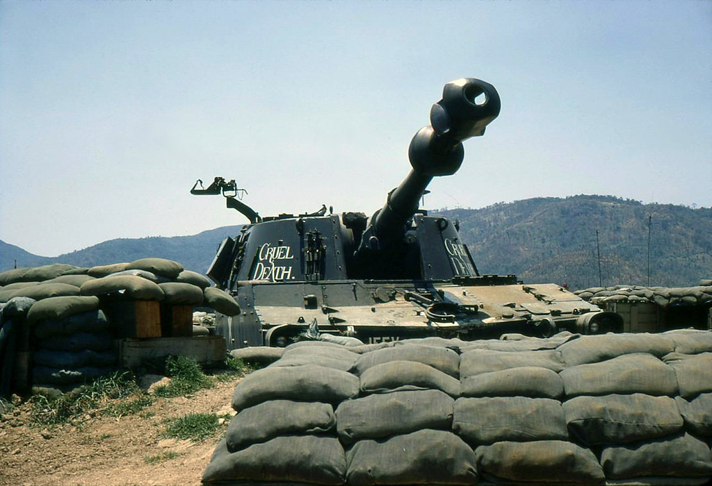 Phiên bản đầu tiên này có thể dễ dàng phân biệt với các phiên bản sau do nó có hệ thống giảm giật gắn trên nòng pháo rất đặc trưng và nòng pháo khá ngắn so với thân xe. Tầm bắn tối đa của phiên bản này vào khoảng 14.600 mét. Nguồn ảnh: Pinterest.