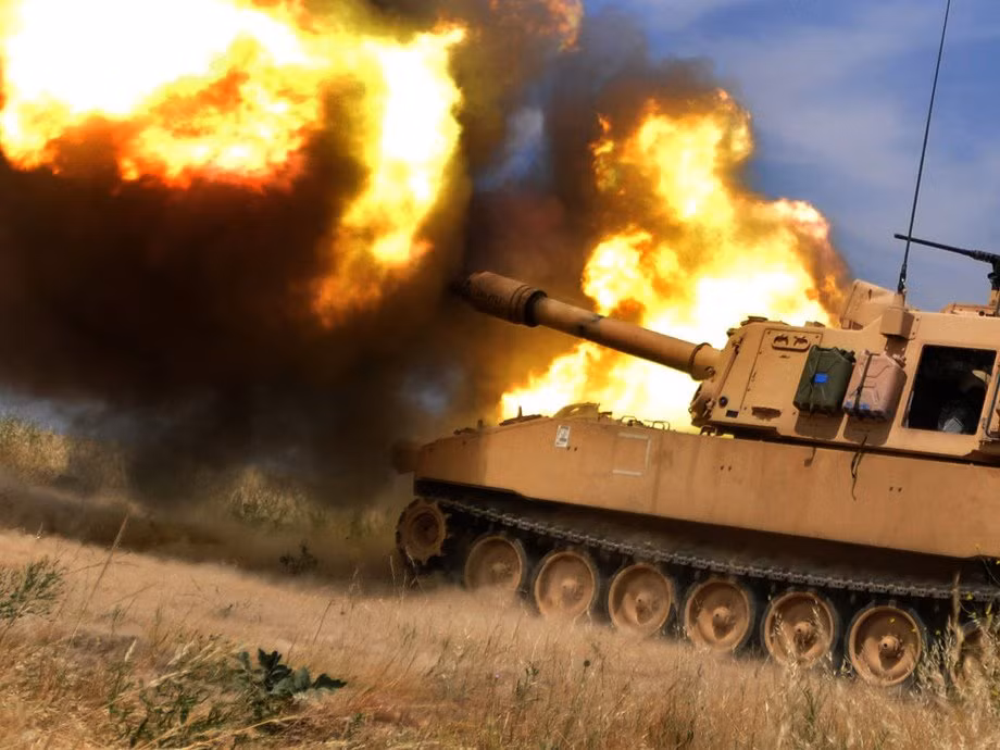 Phiên bản được Mỹ sử dụng phổ biến nhất hiện nay là M109A6 với biệt danh Paladin. Phiên bản này đã được nâng cấp toàn diện bao gồm các cải tiến ở tháp pháo, hệ thống giảm giật, hệ thống máy tính điều khiển hoả lực cùng các thiết bị cảm biến hiện đại. Nguồn ảnh: Usmil.