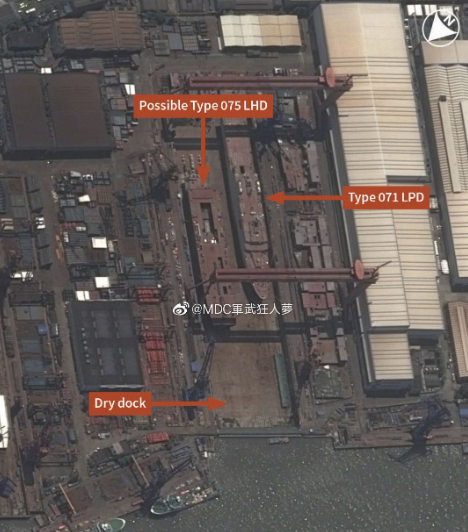 Ngoài tàu đổ bộ trực thăng Type 075, những hình ảnh vệ tinh còn ghi lại được một khung sườn cũng gần hoàn thành được cho là của tàu vận tải đổ bộ Type 071. Đây là một trong hai chiếc Type 071 đang được Trung Quốc nỗ lực hoàn thành để bổ sung cho đội tàu đổ bộ 7 chiếc Type 071 của mình trong tương lai. Nguồn ảnh: Twitter.