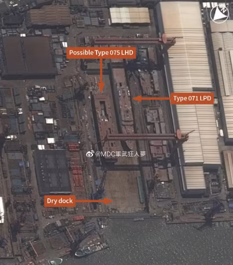 Ngoài tàu đổ bộ trực thăng Type 075, những hình ảnh vệ tinh còn ghi lại được một khung sườn cũng gần hoàn thành được cho là của tàu vận tải đổ bộ Type 071. Đây là một trong hai chiếc Type 071 đang được Trung Quốc nỗ lực hoàn thành để bổ sung cho đội tàu đổ bộ 7 chiếc Type 071 của mình trong tương lai. Nguồn ảnh: Twitter.