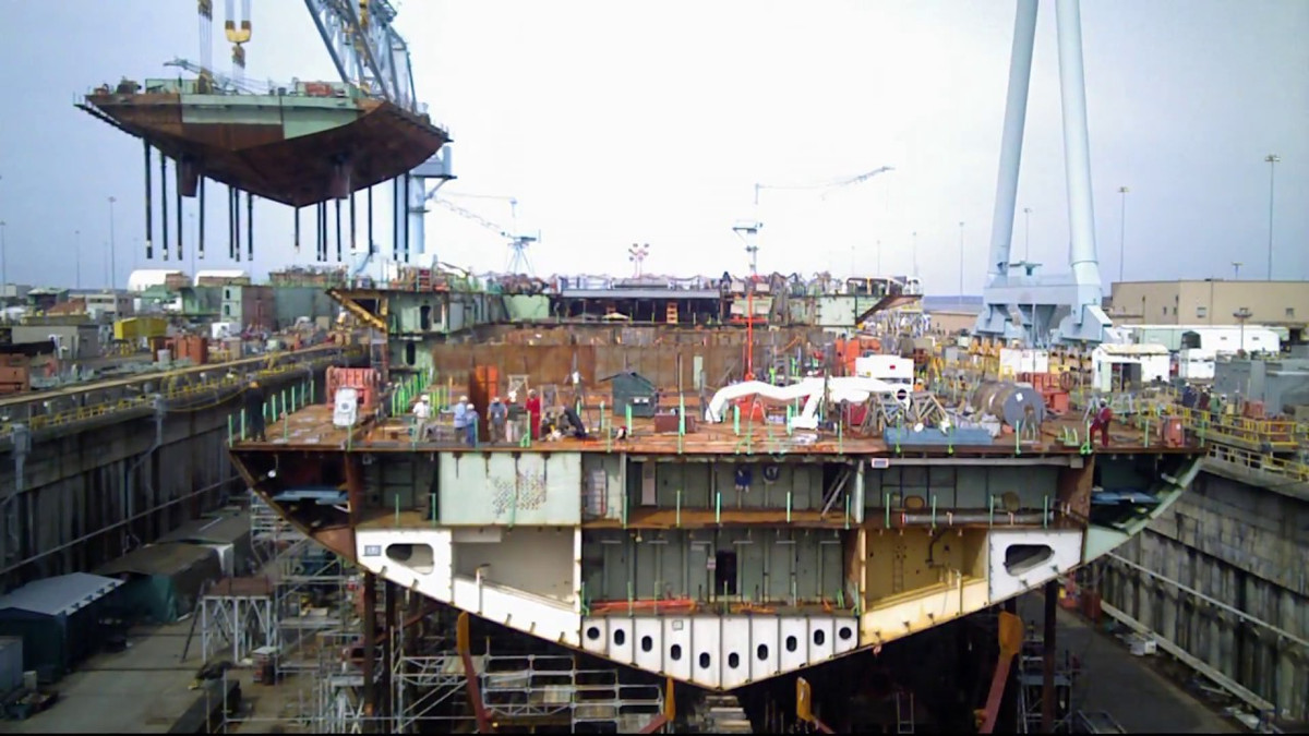 Theo tính toán, các tàu sân bay lớp Gerald R. Ford sẽ phải có công suất phóng và thu hồi máy bay tối thiểu 160 phi vụ mỗi ngày trong vòng 30 ngày liên tục, tối đa có thể lên tới 270 phi vụ mỗi ngày trong thời gian tương đương trước khi cần bảo dưỡng lại hệ thống máy phóng, cáp hãm đà và đường băng. Nguồn ảnh: Twitter.