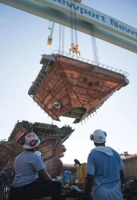 Cuối tháng 7 vừa rồi, hàng không mẫu hạm John F. Kennedy đã được hoàn thiện toàn bộ phần thân vỏ cùng với sàn cất - hạ cánh máy bay. Sau khi phần vỏ được hoàn thành, nội thất của chiếc hàng không mẫu hạm này cùng với các bộ phận liên quan tới tháp chỉ huy sẽ được thi công ngay lập tức. Nguồn ảnh: Twitter.