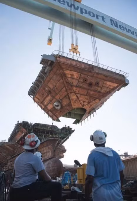 Cuối tháng 7 vừa rồi, hàng không mẫu hạm John F. Kennedy đã được hoàn thiện toàn bộ phần thân vỏ cùng với sàn cất - hạ cánh máy bay. Sau khi phần vỏ được hoàn thành, nội thất của chiếc hàng không mẫu hạm này cùng với các bộ phận liên quan tới tháp chỉ huy sẽ được thi công ngay lập tức. Nguồn ảnh: Twitter.