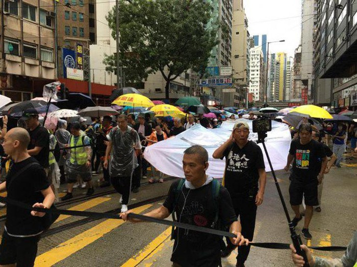 Sinh viên Anthony Hau, 23 tuổi, chia sẻ lý do tham gia biểu tình ngày cuối tuần: "Tôi ở đây vì chính quyền không chịu lắng nghe yêu cầu của mọi người, thậm chí là sau tất cả cuộc biểu tình này. Nếu chúng tôi từ bỏ ngay bây giờ, tôi sợ chính quyền sẽ trở nên độc đoán hơn. Tôi đang làm điều này vì thế hệ tiếp theo".