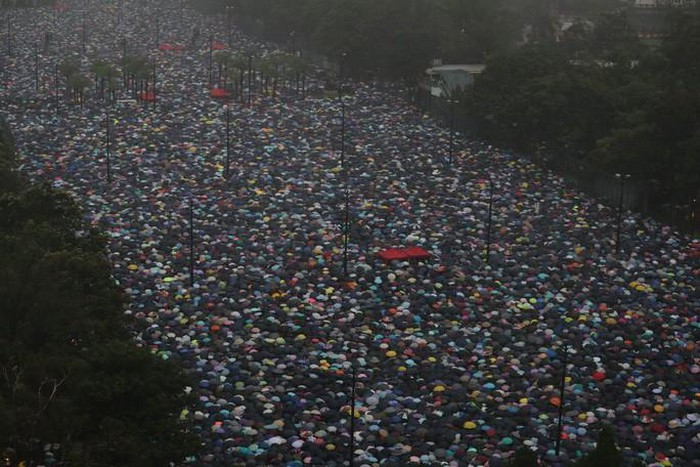 Ban tổ chức – phong trào Mặt trận Dân quyền – đã lên kế hoạch tuần hành từ Causeway Bay đến trung tâm đặc khu nhưng cảnh sát chỉ cho phép người biểu tình tập trung ở công viên Victoria. Nhà chức trách tuyên bố phong trào này không đủ khả năng đảm bảo an toàn công cộng sau khi các cuộc biểu tình ôn hòa biến thành bạo lực gần đây.