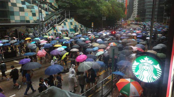 Người biểu tình chiếm một phần tuyến đường chính Gloucester chạy dọc phía Bắc hòn đảo. Họ tập trung cả trên các tuyến đường Kai Chiu và Yun Ping ở Causeway Bay, trong khi tuyến đường chính Hennessy bị kẹt hoàn toàn.