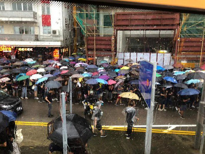 Cảnh sát chống bạo động triển khai vòi rồng và sẵn sàng can thiệp nếu người biểu tình có những hành động quá khích. Bên ngoài trung tâm mua sắm Pacific Place, nhiều nhân vật nổi bật cũng tham gia tuần hành, bao gồm cựu nghị sĩ "tóc dài" Leung Kwok-hung và ông trùm truyền thông Jimmy Lai Chee-ying.