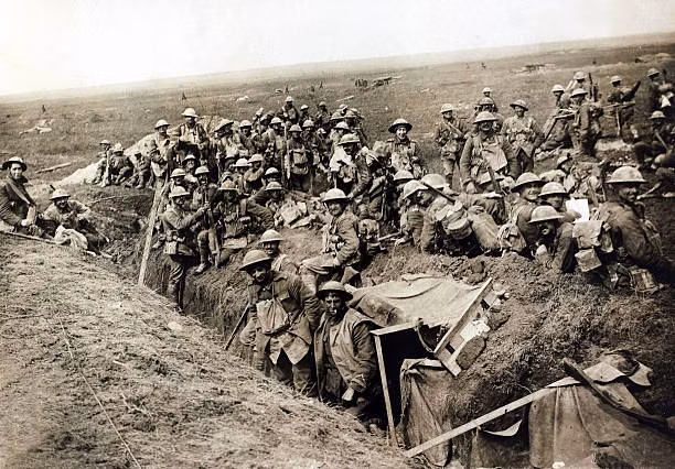 Tuy nhiên sau đó chính quyền Paris đã đầu hàng, những người lính An Nam cũng buông súng và gần một nửa trong số họ sau này làm việc trực tiếp hoặc gián tiếp cho quân đội Đức chiếm đóng nước Pháp. Nguồn ảnh: Pinterest.