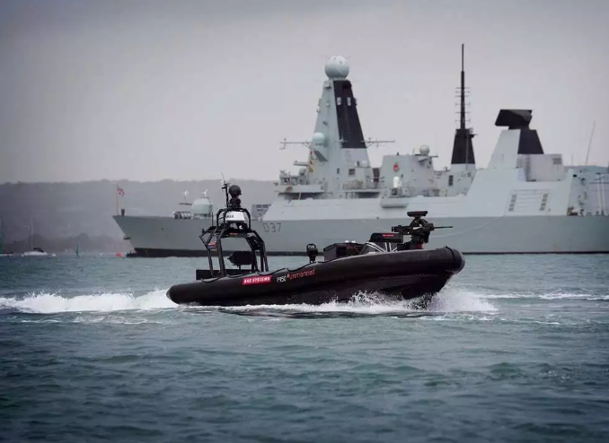Loại xuồng cao tốc không người lái đời mới vừa được BAE System của Anh giới thiệu đã mở ra một hướng đi hoàn toàn mới - đó là việc trang bị tính năng tự hành cho các loại phương tiện phổ thông thường được quân đội sử dụng. Nguồn ảnh: QQ.