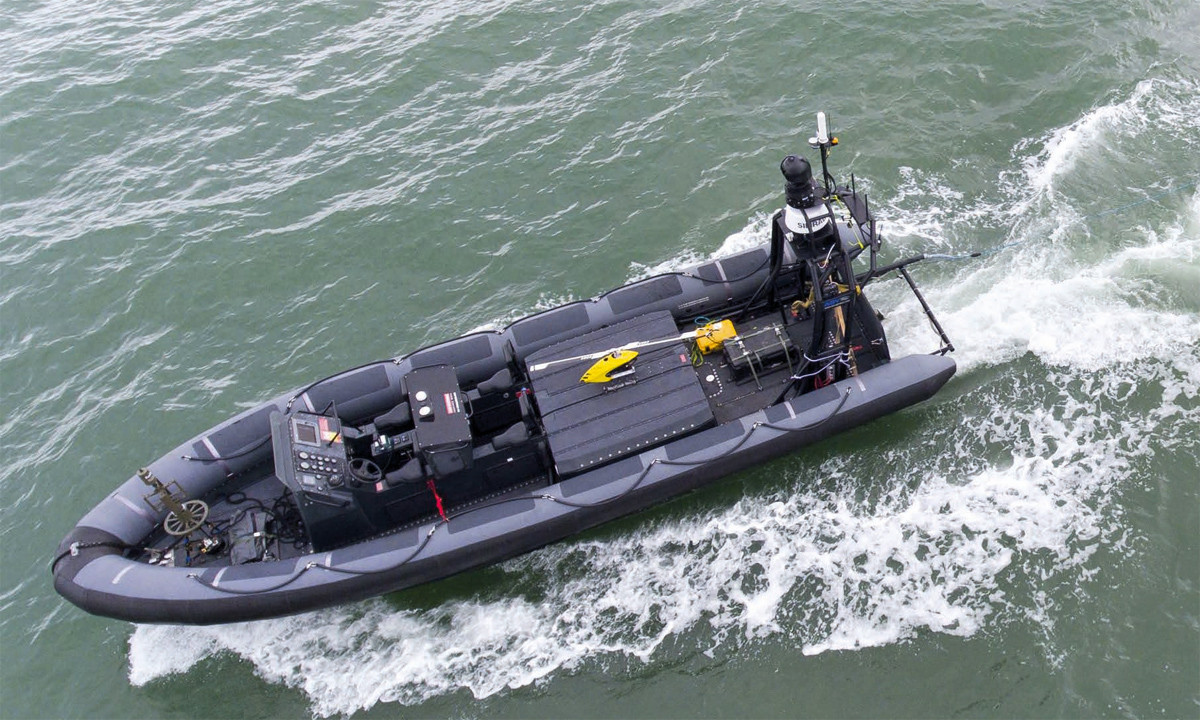 Ngoài hệ thống radar trên xuồng cao tốc, nó còn được tích hợp cả hệ thống camera 360 độ cung cấp góc nhìn xung quanh tàu, cho phép người điều khiển có được cái nhìn khách quan nhất khi "lái" con tàu này từ xa. Nguồn ảnh: Navaltechnology.