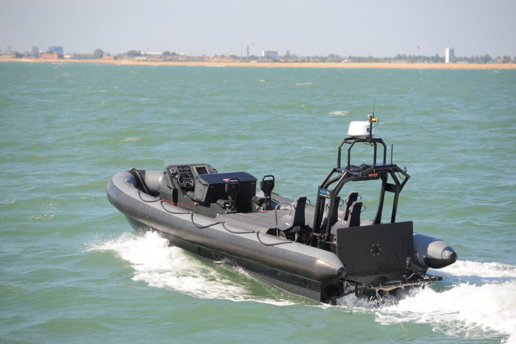 Ngoài ra, xuồng cao tốc này cũng có thể được sử dụng liên tục thời gian dài, tiếp cận được tới những vùng xa xôi hẻo lánh mà không cần phải quá lo ngại về việc sức khoẻ của người lái gặp vấn đề. Nguồn ảnh: Navaltechnology.