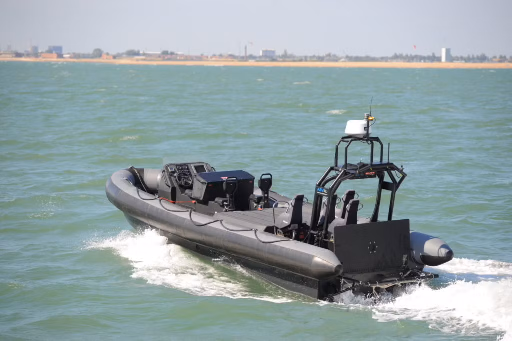 Ngoài ra, xuồng cao tốc này cũng có thể được sử dụng liên tục thời gian dài, tiếp cận được tới những vùng xa xôi hẻo lánh mà không cần phải quá lo ngại về việc sức khoẻ của người lái gặp vấn đề. Nguồn ảnh: Navaltechnology.