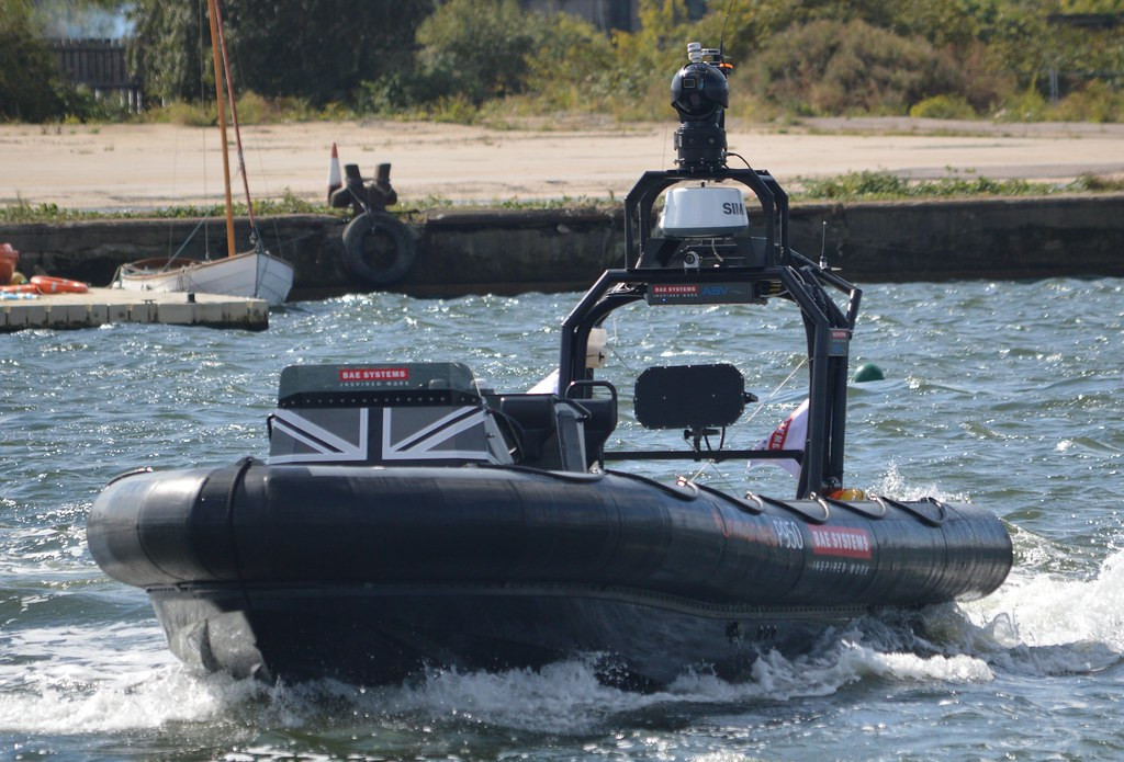 Thậm chí, thân tàu cũng được tích hợp sẵn các bệ đỡ, giá súng cho phép nó gắn được các loại súng máy hạng nhẹ cỡ nòng 7,62mm hoặc 12,7mm. Tốc độ tối đa của xuồng cao tốc điều khiển từ xa này trong thử nghiệm có thể lên tới 45 hải lý tương đương với hơn 70 km/h kèm theo đó là tầm hoạt động tối đa khoảng 270 km hoặc 12 tiếng liên tục. Nguồn ảnh: Navaltechnology.