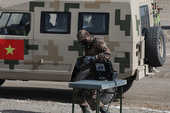 Sáng 12/8, đội tuyển Hóa học bước vào phần thi thứ ba có tên gọi “Tiếp sức” và cũng là phần thi cuối cùng của nội dung Kíp xe trinh sát thực hiện nhiệm vụ “Môi trường an toàn”. Phần thi dành cho các lực lượng Hoá học, Phòng hoá được diễn ra tại Trung Quốc với sự tham dự của sáu quốc gia. Nguồn ảnh: QĐND.