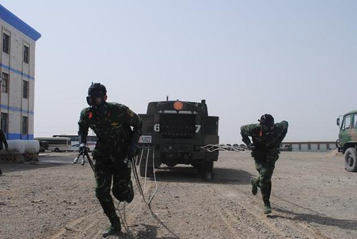 Thiếu uý Nguyễn Duy Kiên chia sẻ trên tờ Quân đội Nhân dân, trong ba vật cảnh thể lực cá nhân cuối cùng, các thành viên của đội tuyển hóa học Việt Nam đều có dấu hiệu kiệt sức và có thể gục ngã bất cứ lúc nào. Tuy nhiên những tiếng hò reo cổ vũ tinh thần của đồng đội đã tạo thêm động lực cho những bước chạy mang tính quyết định. Nguồn ảnh: QĐND.