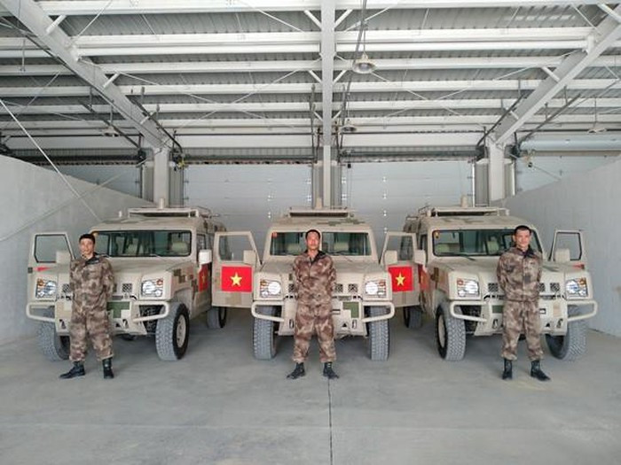 Trong khuôn khổ phần thi, các thành viên của các kíp thi đấu sẽ phải khoác lên mình bộ quần áo phòng hoá chuyên dụng, được thiết kế chống nước và chống được các tác nhân gây hại từ bên ngoài môi trường khác như virus, chất hoá học, chất phóng xạ,... Nguồn ảnh: Baobienphong.