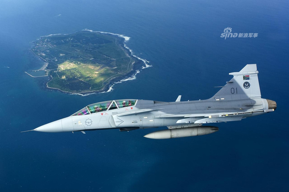 Tốc độ tối đa của JAS 39 vào khoảng Mach 2 tương đương với 2460 km/h ở độ cao lớn. Bán kính chiến đấu của loại tiêm kích một động cơ này vào khoảng 800 km trong khi đó tầm bay tối đa vào khoảng 3200 km. Nguồn ảnh: Sina.